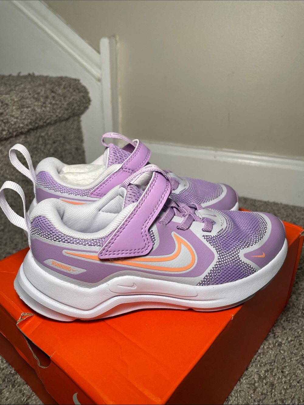 GIRLS' NIKE COSMIC RUNNER RUNNING SHOES - Picture 4 of 10